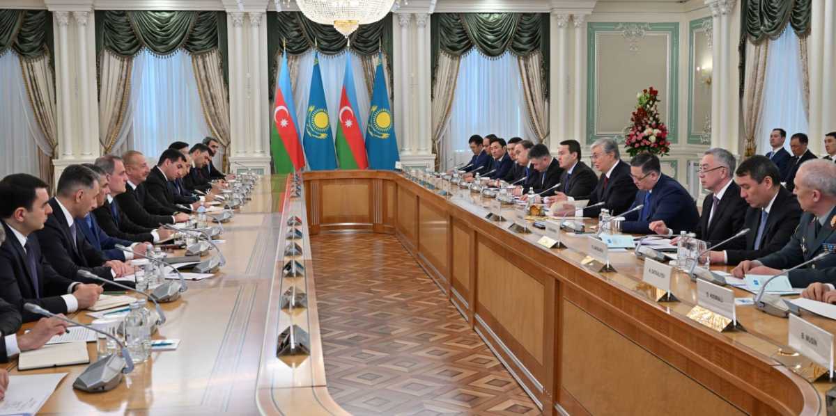 Токаев и Алиев провели переговоры в расширенном составе