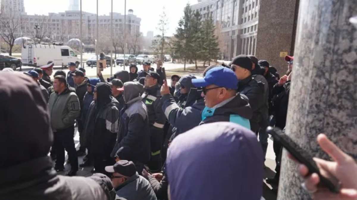 Почему рабочие из Жанаозена ночевали на улице в Астане - ответ главы Минэнерго