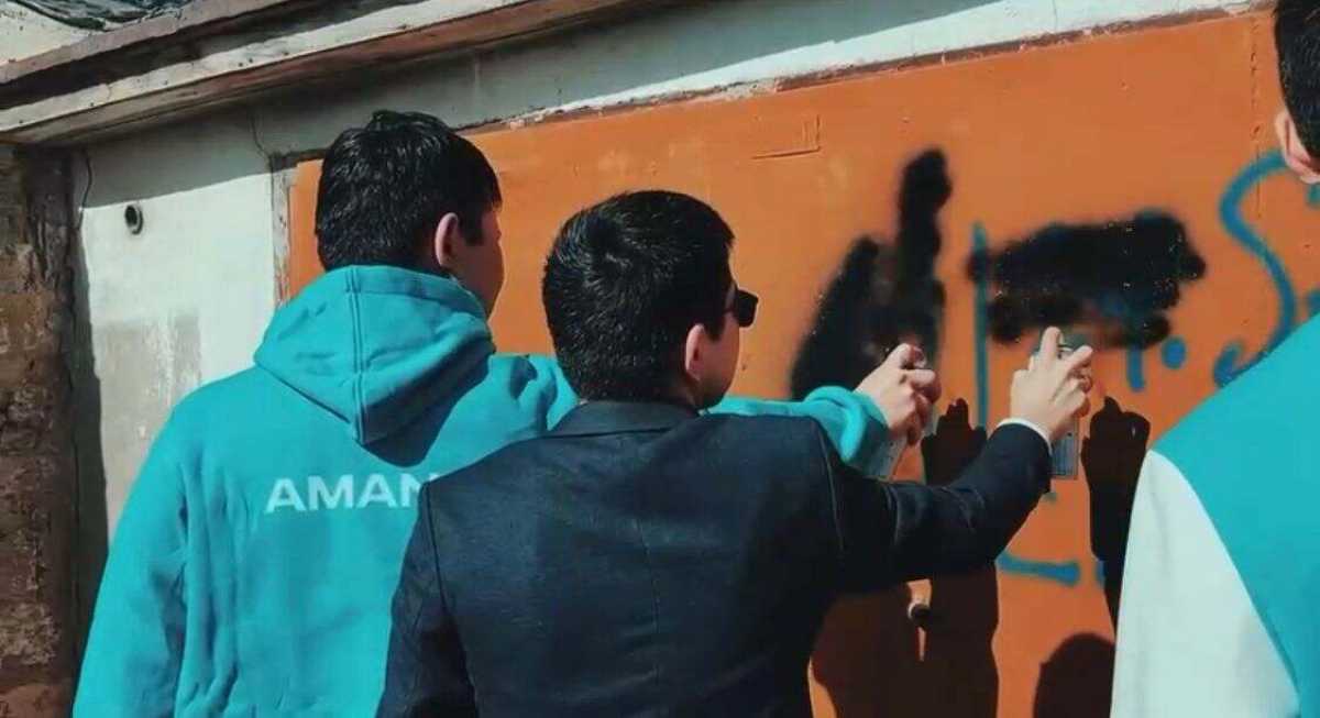 В Атырау закрашивают граффити с рекламой наркотиков