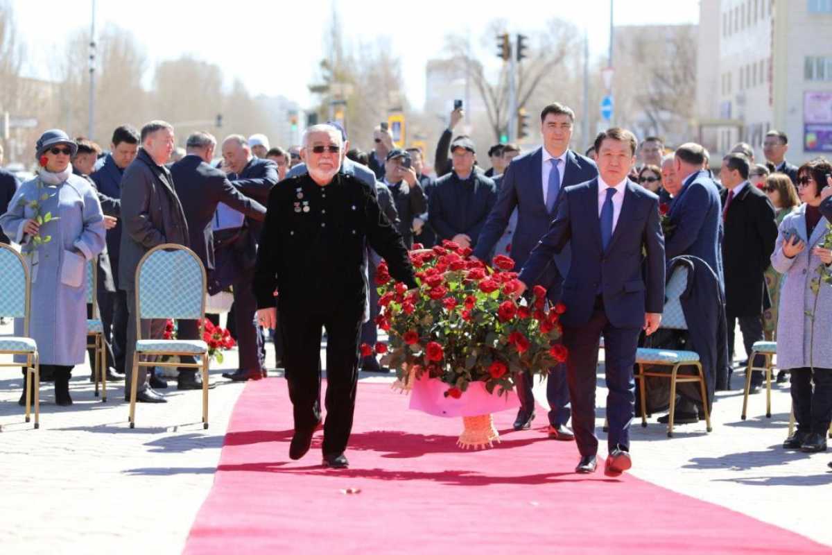 Глава МИИР РК возложил цветы к памятнику Каныша Сатпаева
