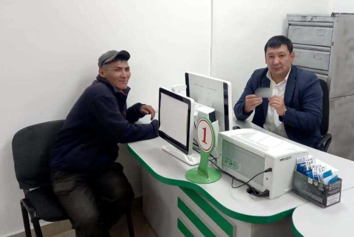 Казахстанец впервые за 40 лет получил документы