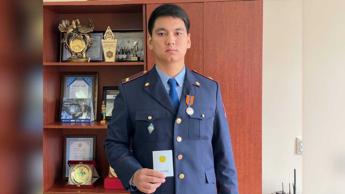 В Таразе наградили медалью полицейского, спасшего двух детей полицейского