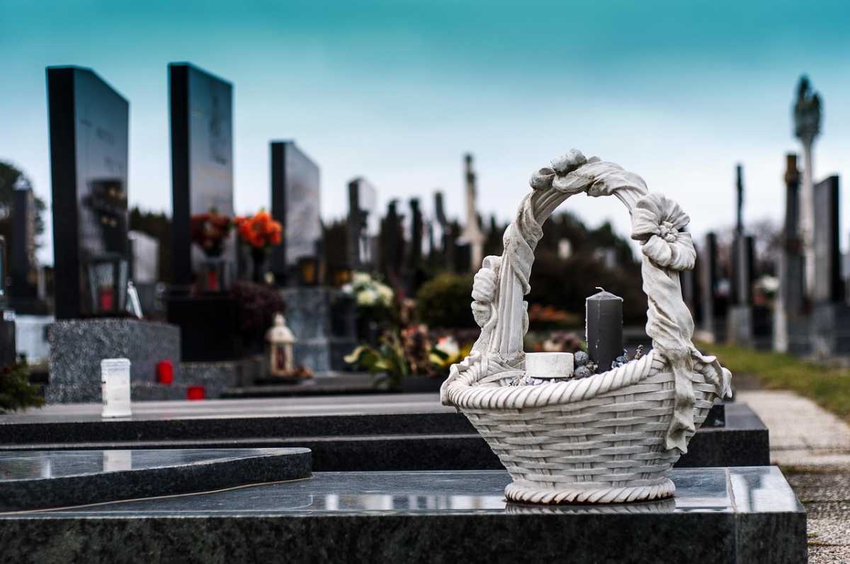 Неизвестные разграбили несколько могил на кладбище в Алматы