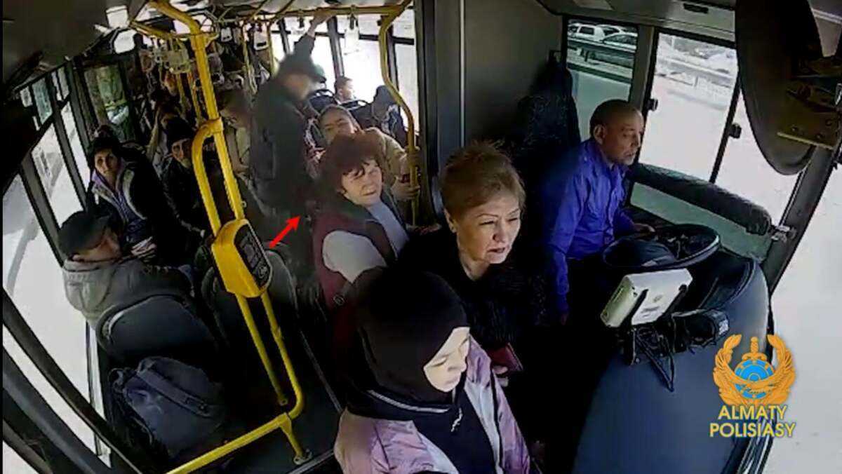 Карманник орудовал в автобусе в Алматы