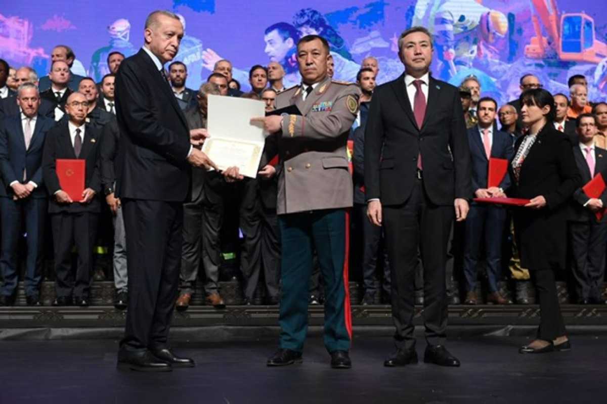 Эрдоган наградил первого вице-министра по ЧС Казахстана