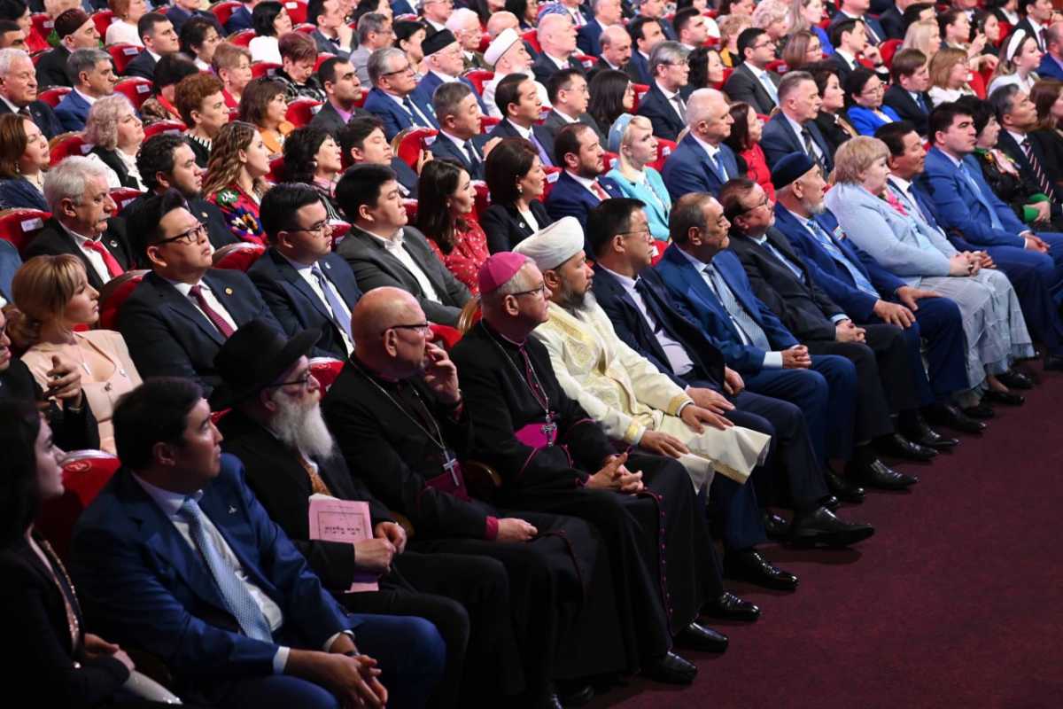 Токаев наградил ряд казахстанцев за заслуги в укреплении мира между народами