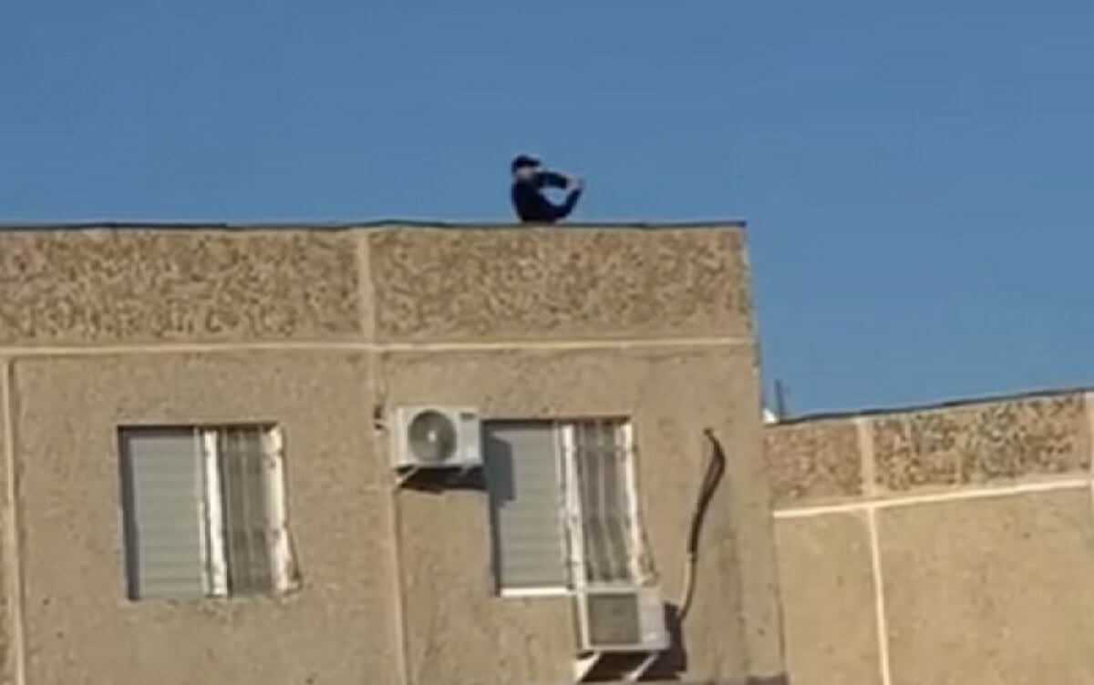 Бросают камни с крыши: подростки-хулиганы попали на видео в Актау