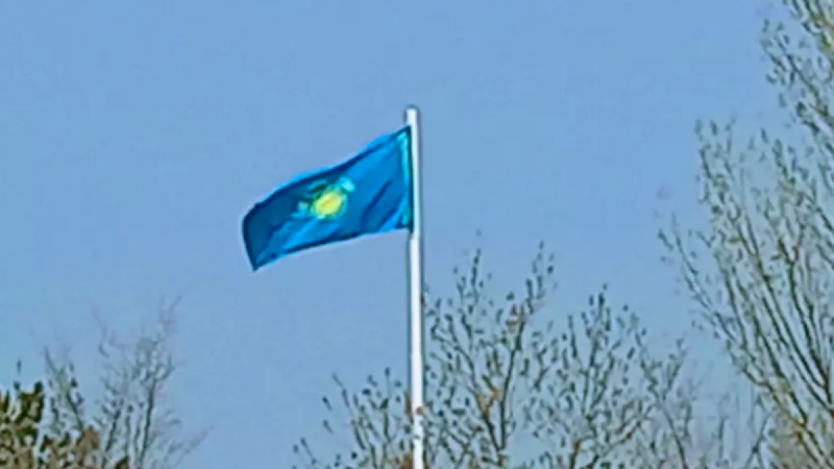 Перевернутый государственный флаг Казахстана заметили на площади в Астане