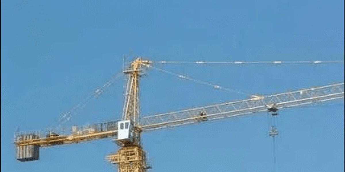 Мужчина погиб, спрыгнув с падающего крана в Кокшетау