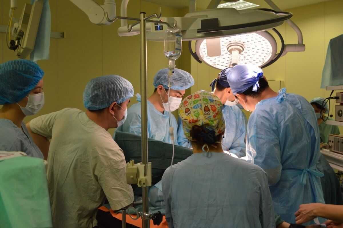 Гигантский ком из волос извлекли столичные хирурги из желудка девочки