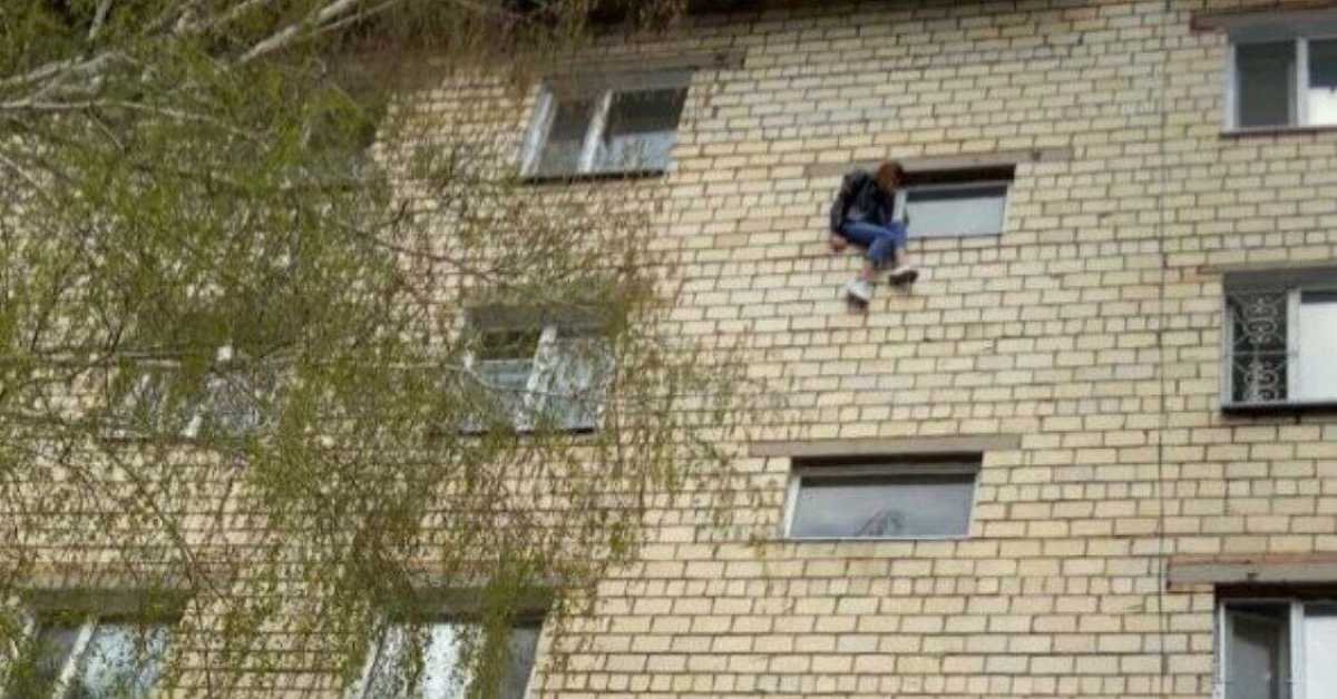 Пытавшуюся выброситься с окна 5-го этажа женщину спасли в Шахтинске