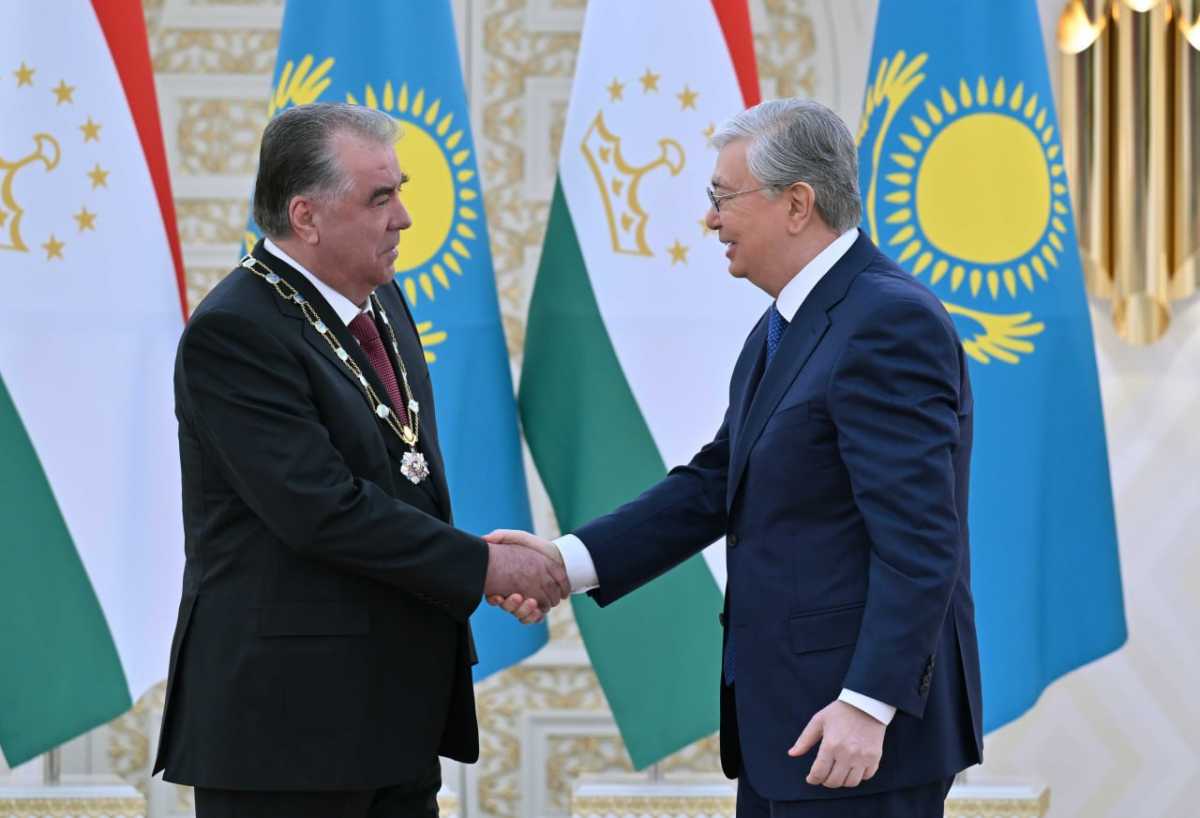Президент Казахстана наградил Эмомали Рахмона орденом «Алтын Қыран»