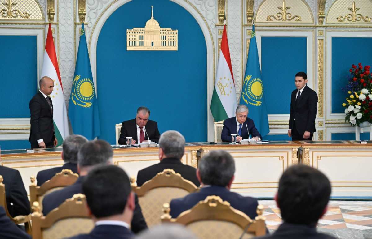 Токаев и Рахмон подписали ряд документов в ходе визита главы Таджикистана в РК