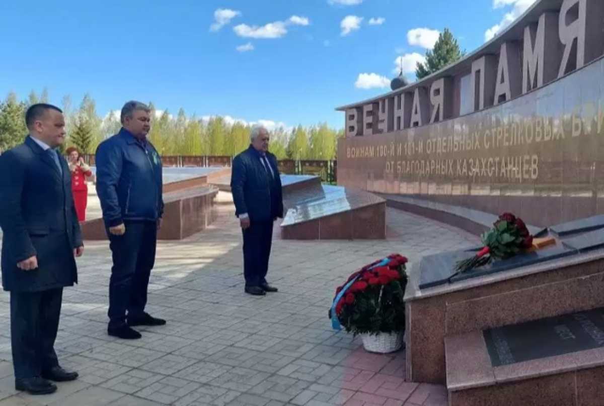 Казахстанские дипломаты почтили память героев ВОВ в России