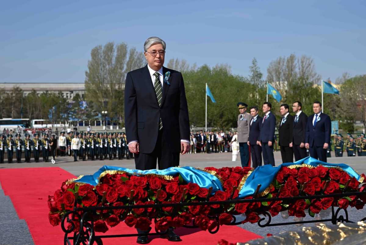 Токаев возложил цветы к монументу «Отан Ана» - фото