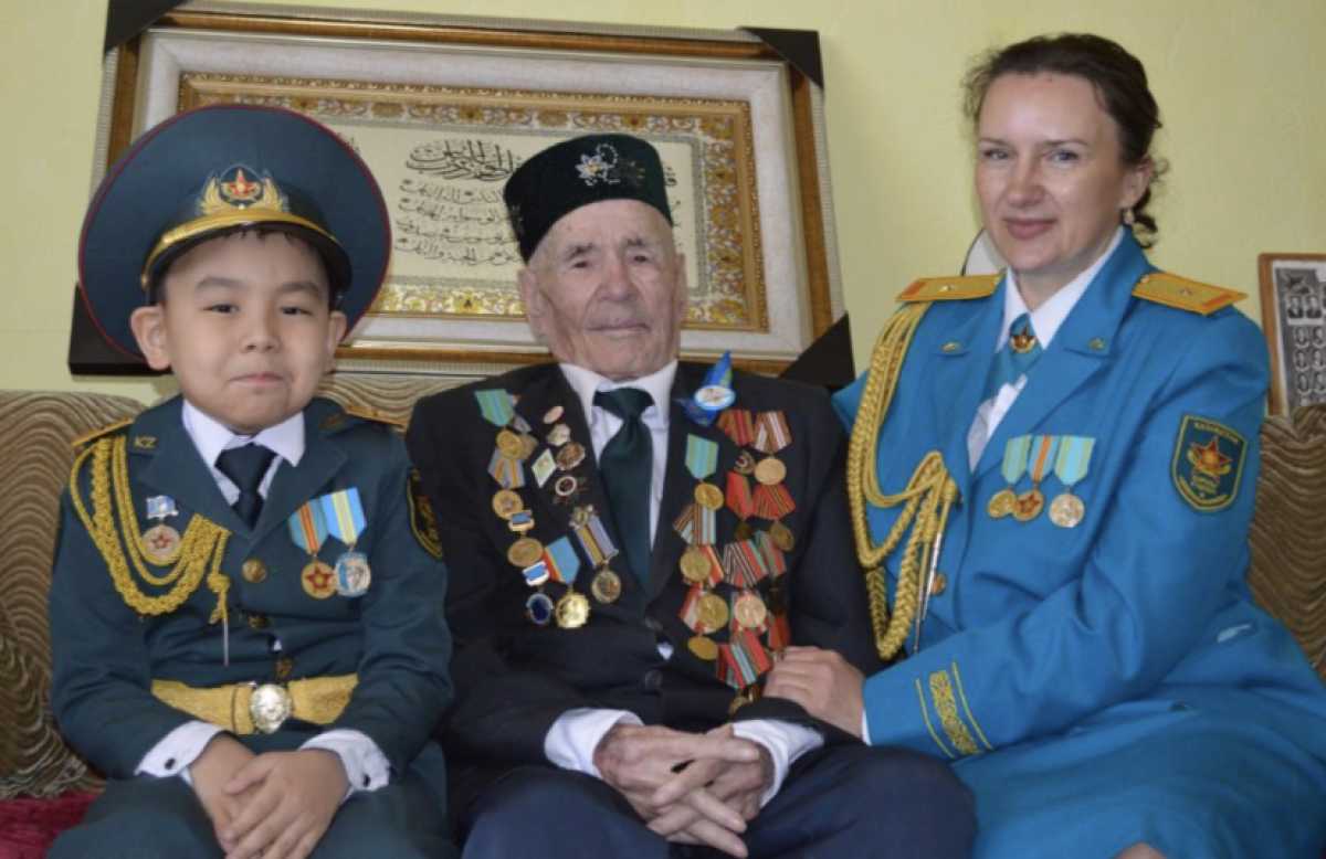 Военнослужащие Карагандинского гарнизона поздравили ветерана с Днём Победы