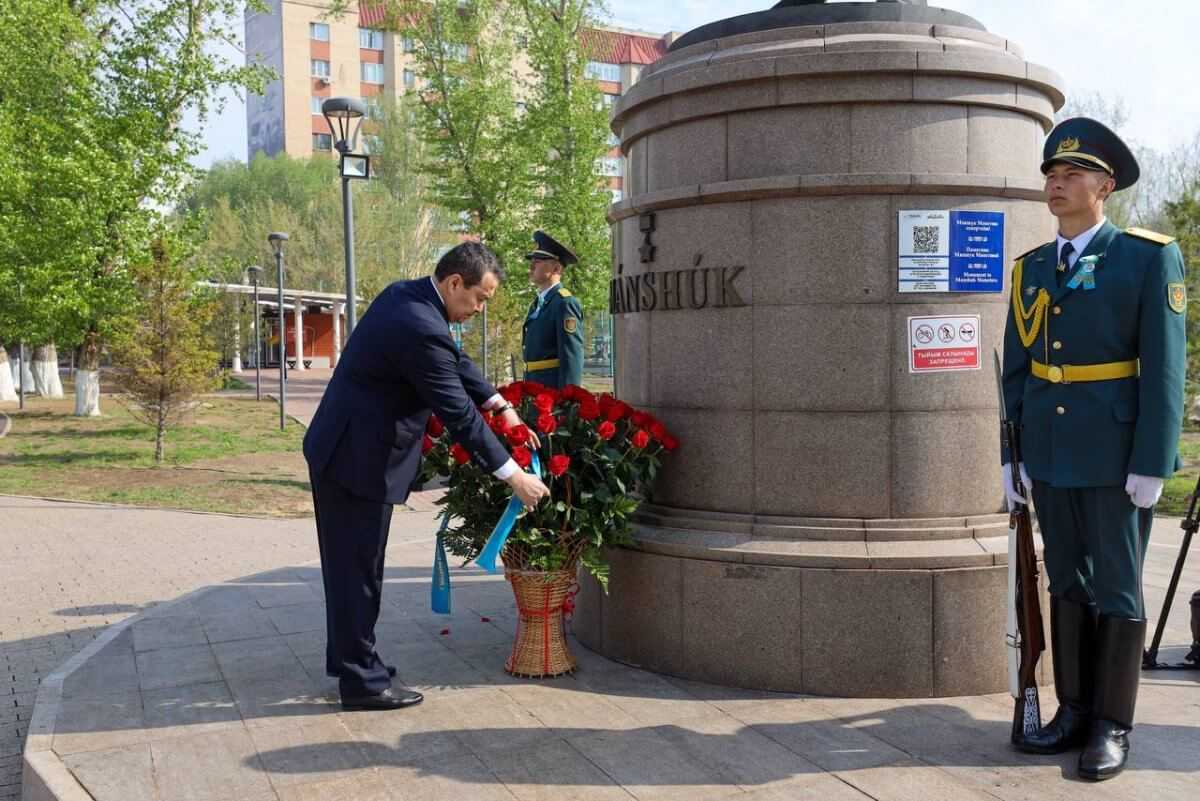 Алихан Смаилов возложил цветы к памятнику Маншук Маметовой в Астане