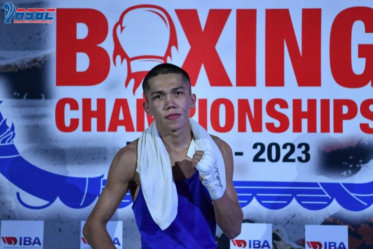 Казахстанец вышел в четвертьфинал чемпионата мира по боксу