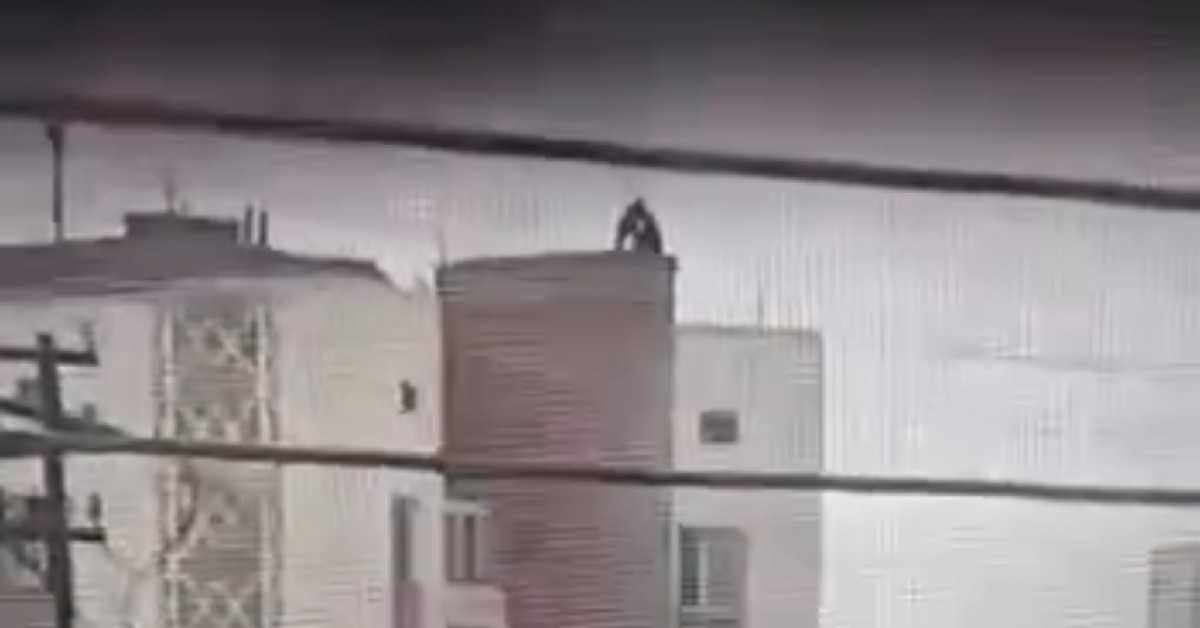Девочка-подросток пыталась спрыгнуть с крыши многоэтажки в Кокшетау