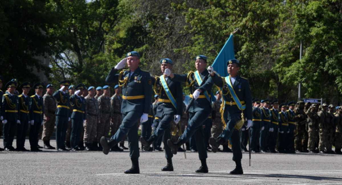 Военнослужащие Карагандинского гарнизона поздравили ветерана ВОВ с Днём Победы.