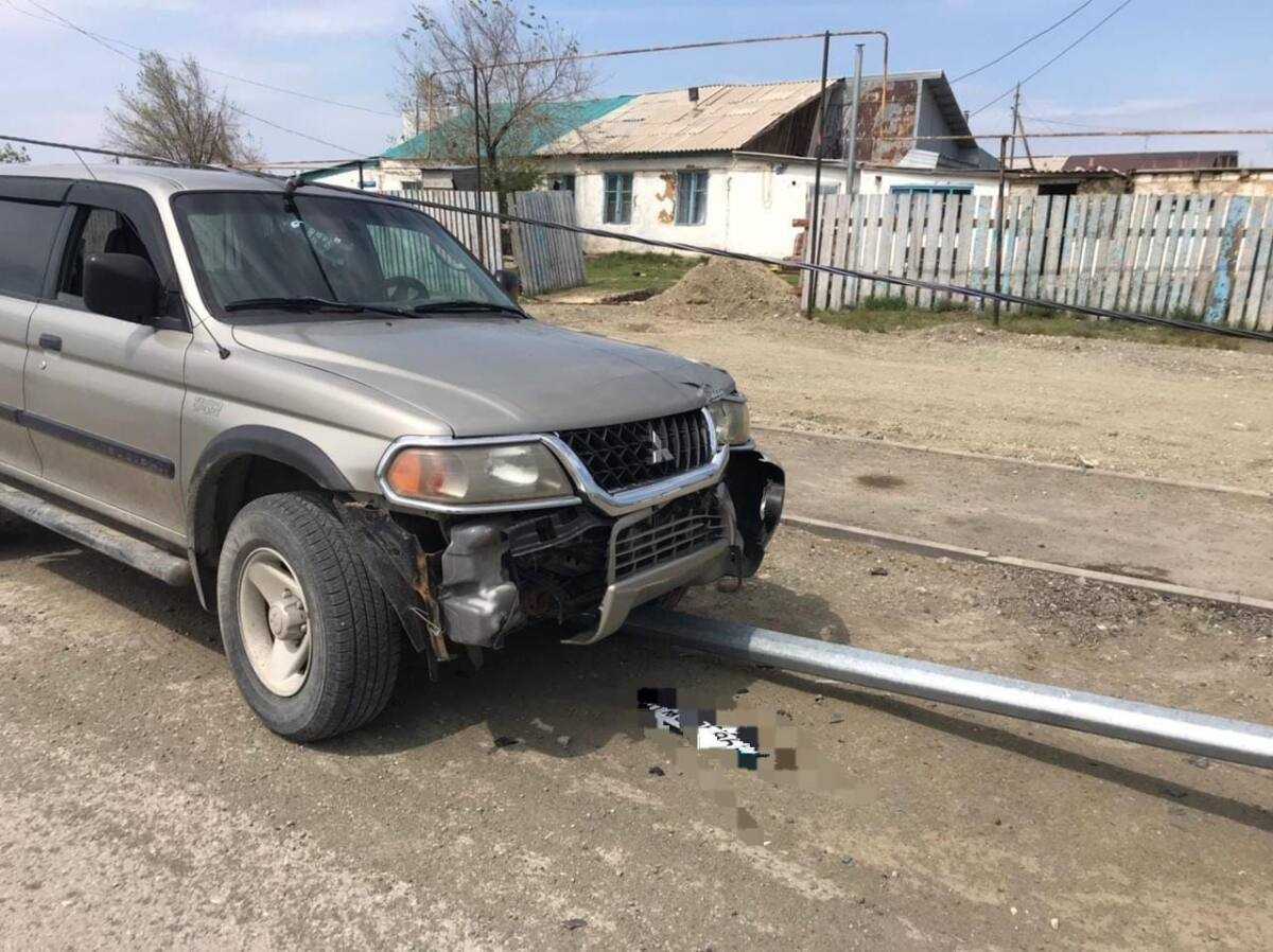 Сбитая опора освещения упала на пешехода в Актюбинской области