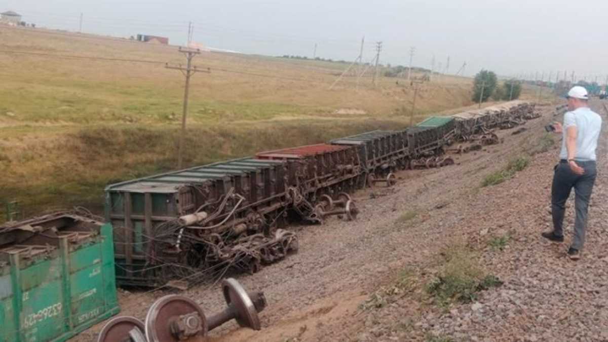 В Шымкенте с рельсов сошли 18 грузовых вагонов