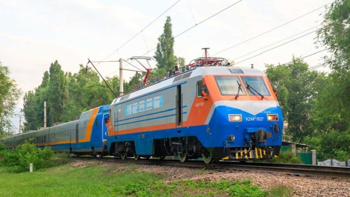 Поезд Уральск-Алматы сбил баранов - владельца скота наказали