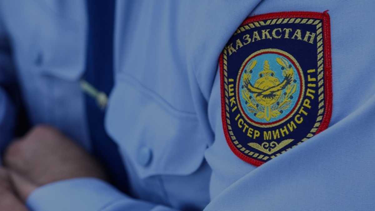 Полицейского задержали за распространения наркотиков в Алматы