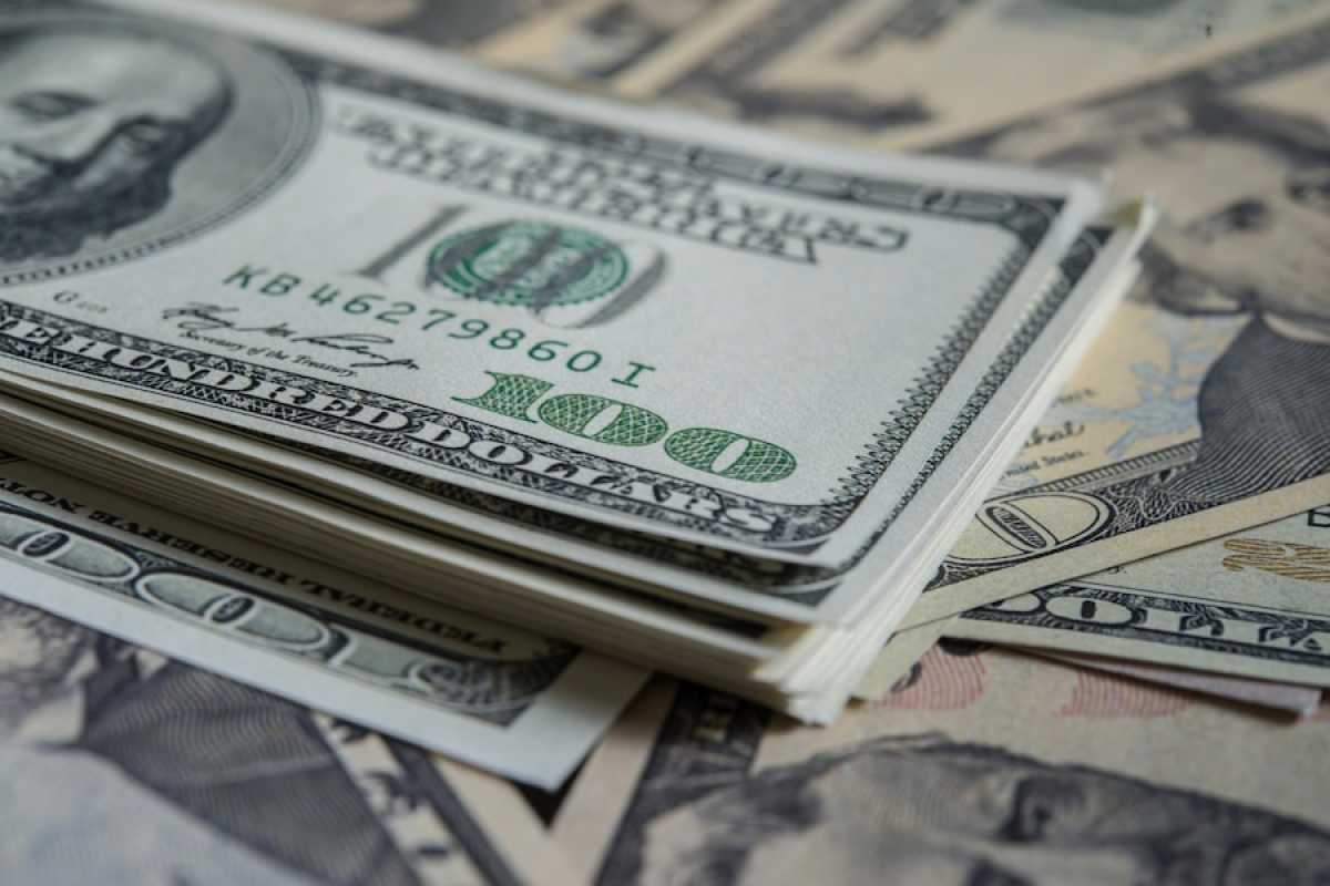 Доллар подешевел перед выходными в Казахстане