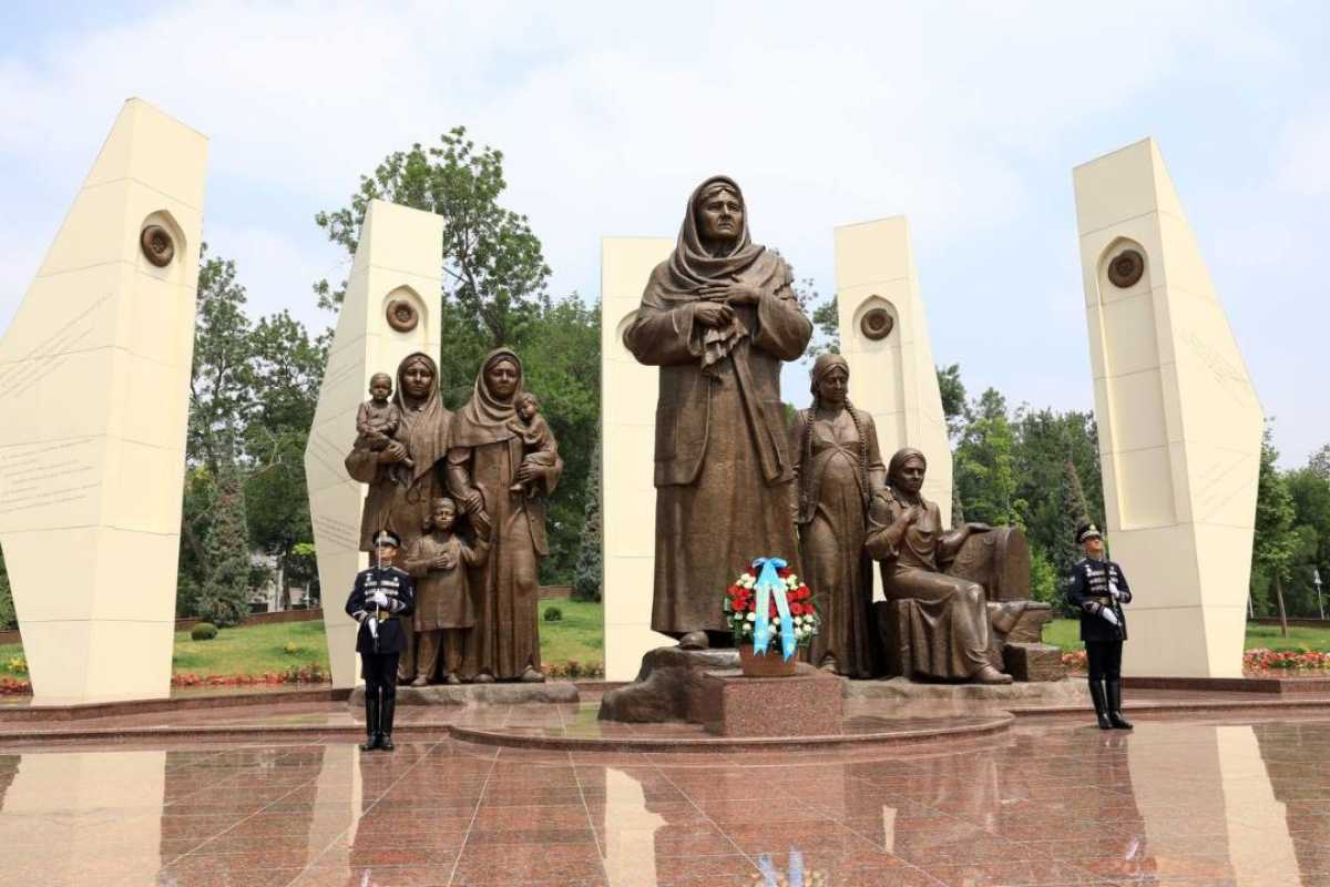 В Ташкенте министры обороны Казахстана и Узбекистана возложили цветы к монументу «Ода стойкости»