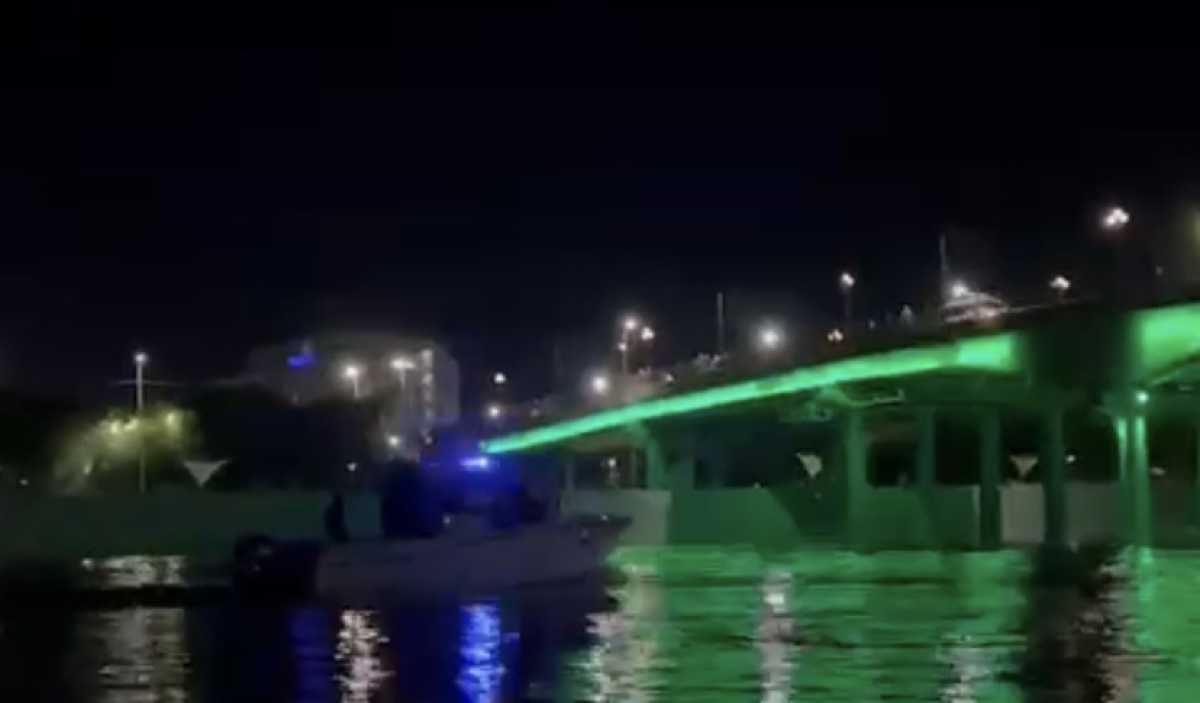 Полицейские спасли подростка, спрыгнувшего с моста в Атырау