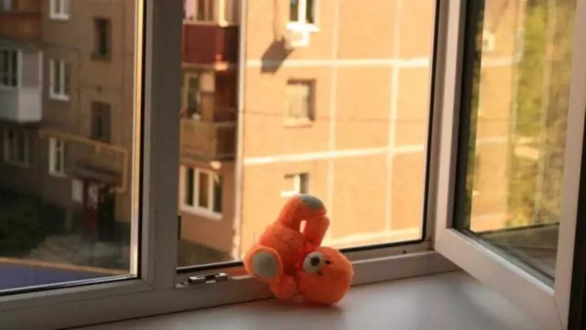 В Павлодаре ребёнок выпал из окна восьмого этажа и погиб