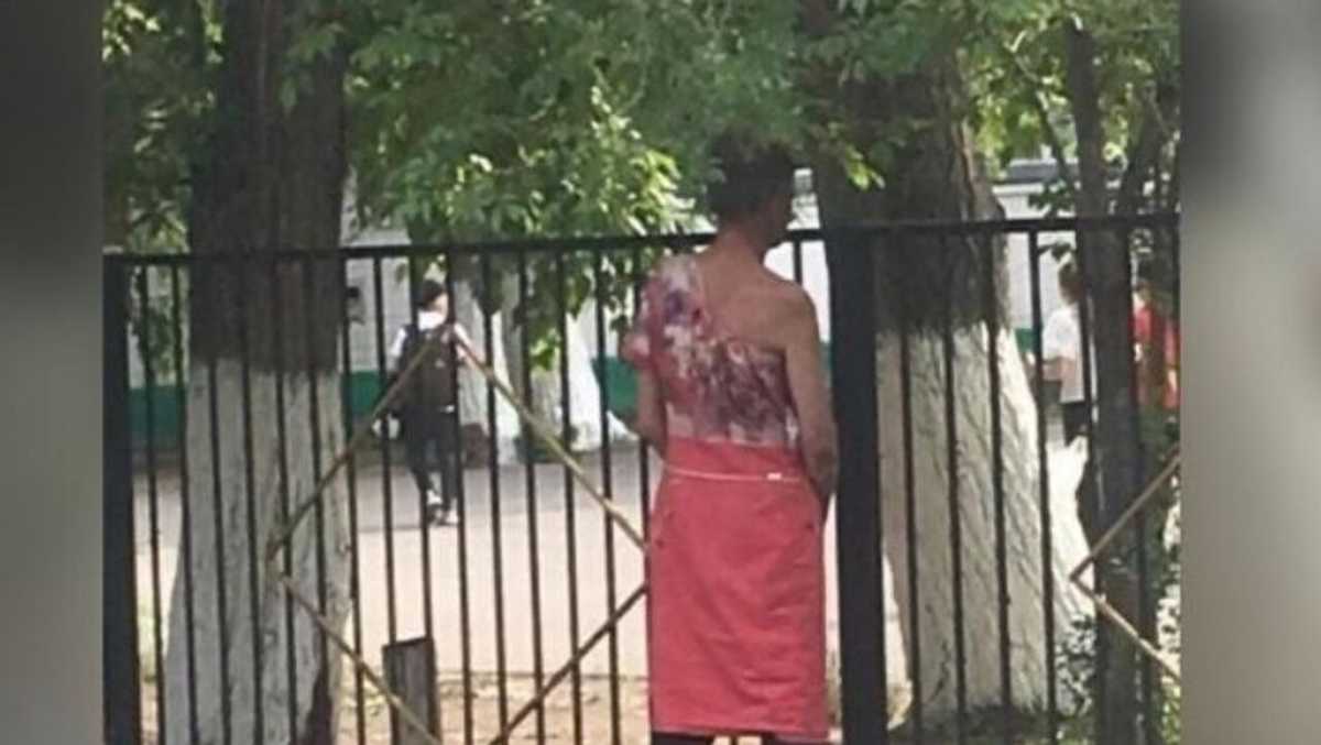 Мужчина в платье наблюдал за школьниками в Павлодаре