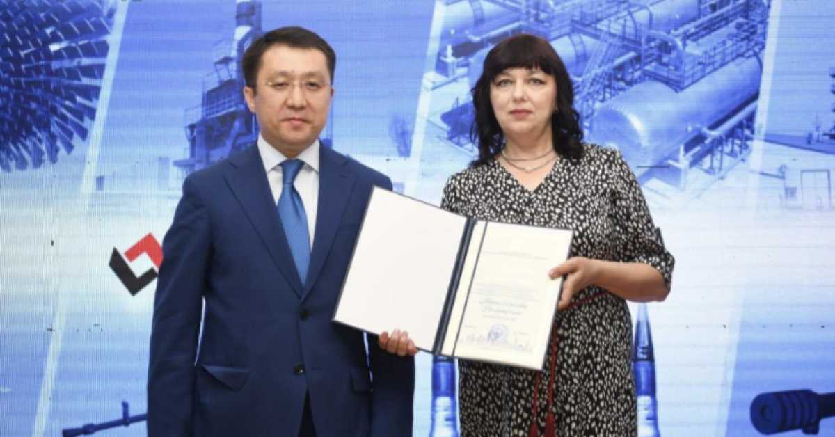 Глава МИИР РК вручил медали рабочим Западно-Казахстанского машиностроительного завода