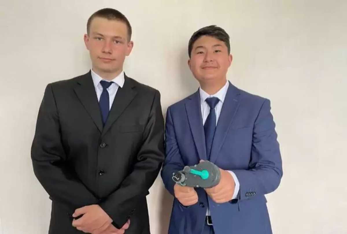 Школьники из Акмолинской области изобрели устройство для зарядки телефона без электричества
