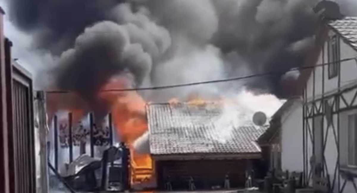 Крупный пожар произошёл в банном комплексе в Астане