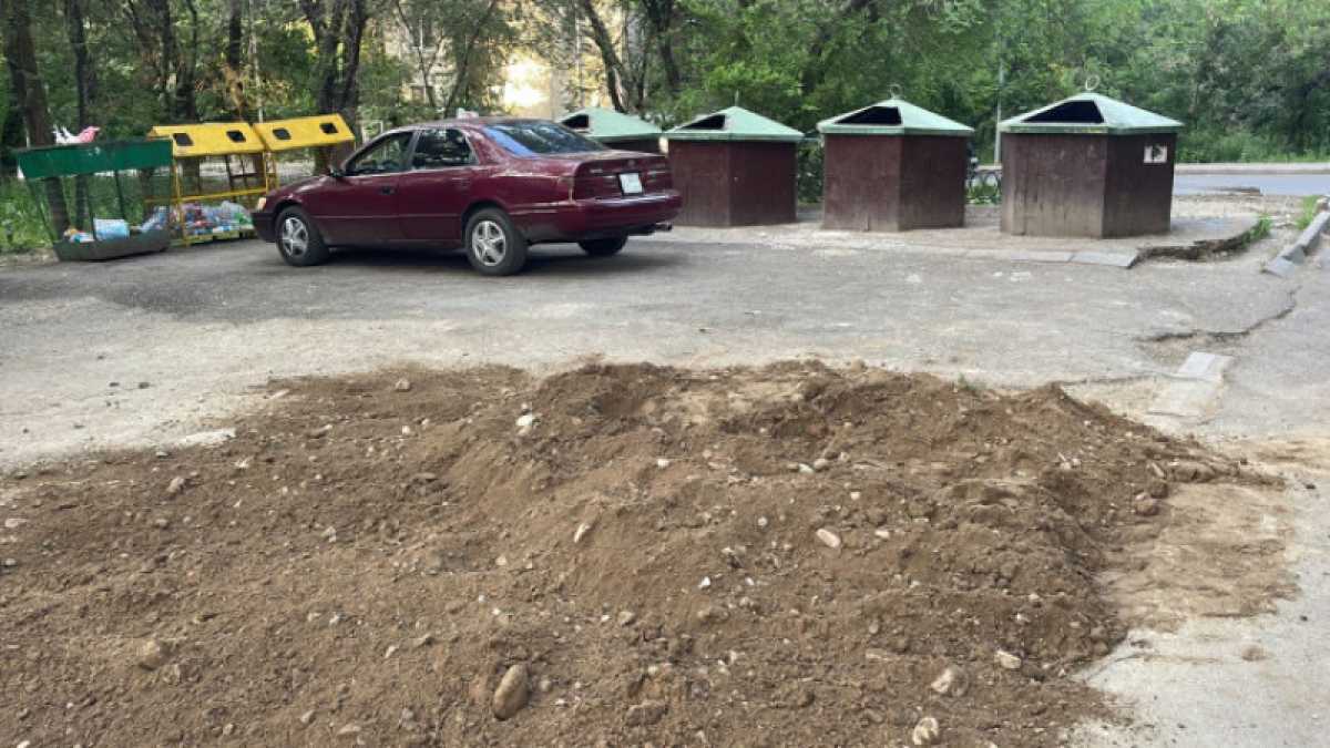 Автомобиль провалился в мусорную яму в Алматы