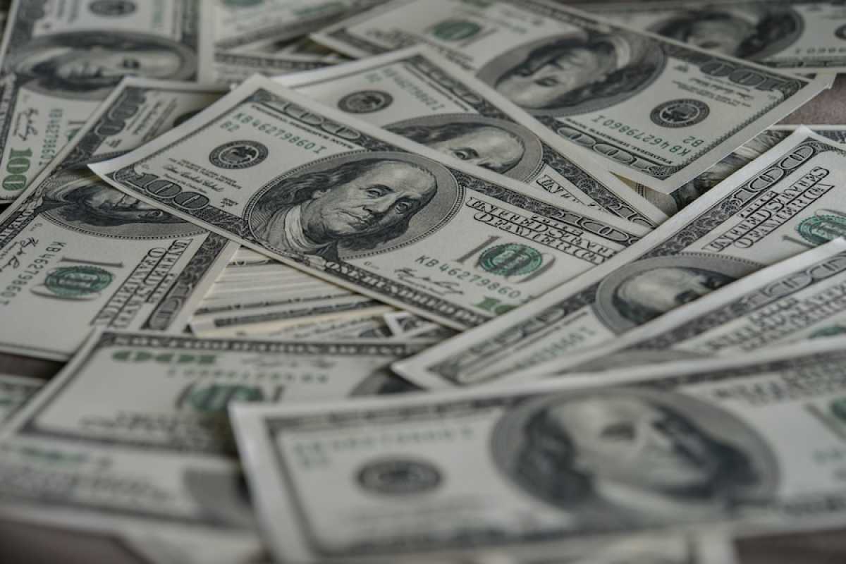 Курс доллара продолжает расти в Казахстане