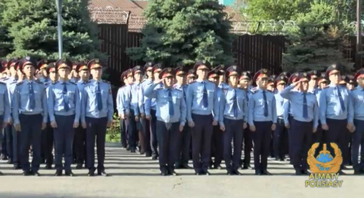День госсимволов отметили хоровым исполнением гимна полицейские Алматы