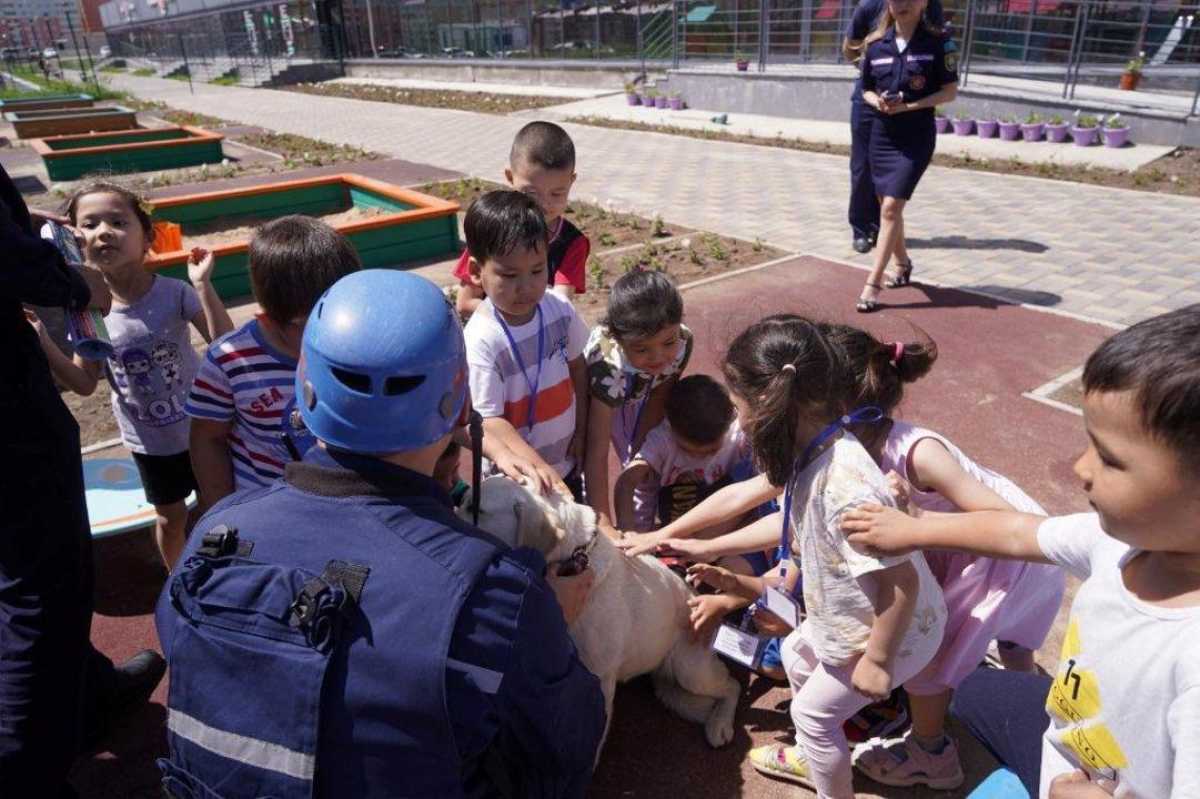Спасатели ВКО обучили малышей правилам поведения при землетрясении