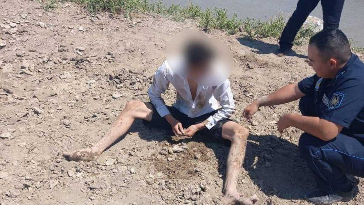В Кызылорде полицейские спасли тонущего парня