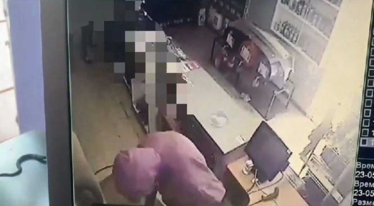 Разбойное нападение на магазин попало на камеру в Актобе