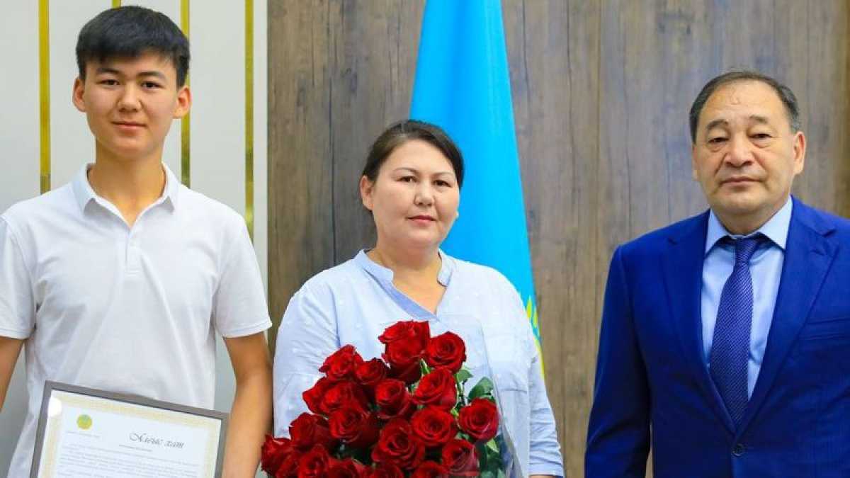 В Актюбинской области наградили 9-классника, спасшего тонущего ребёнка