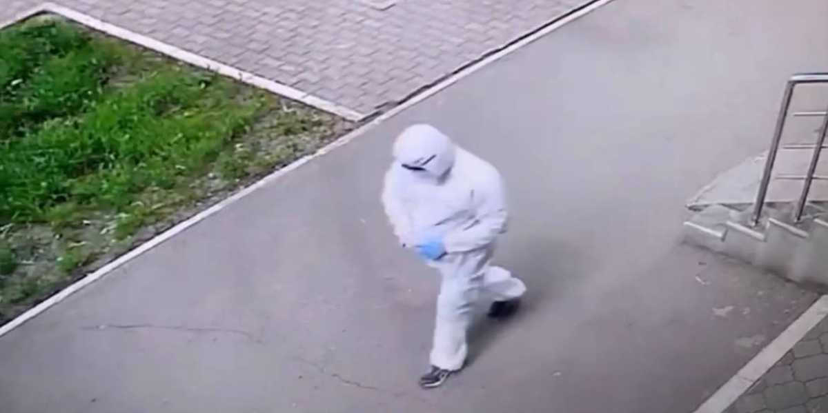 Мужчина в белом комбинезоне и с игрушечным пистолетом напал на микрофинансовую организацию в ЗКО