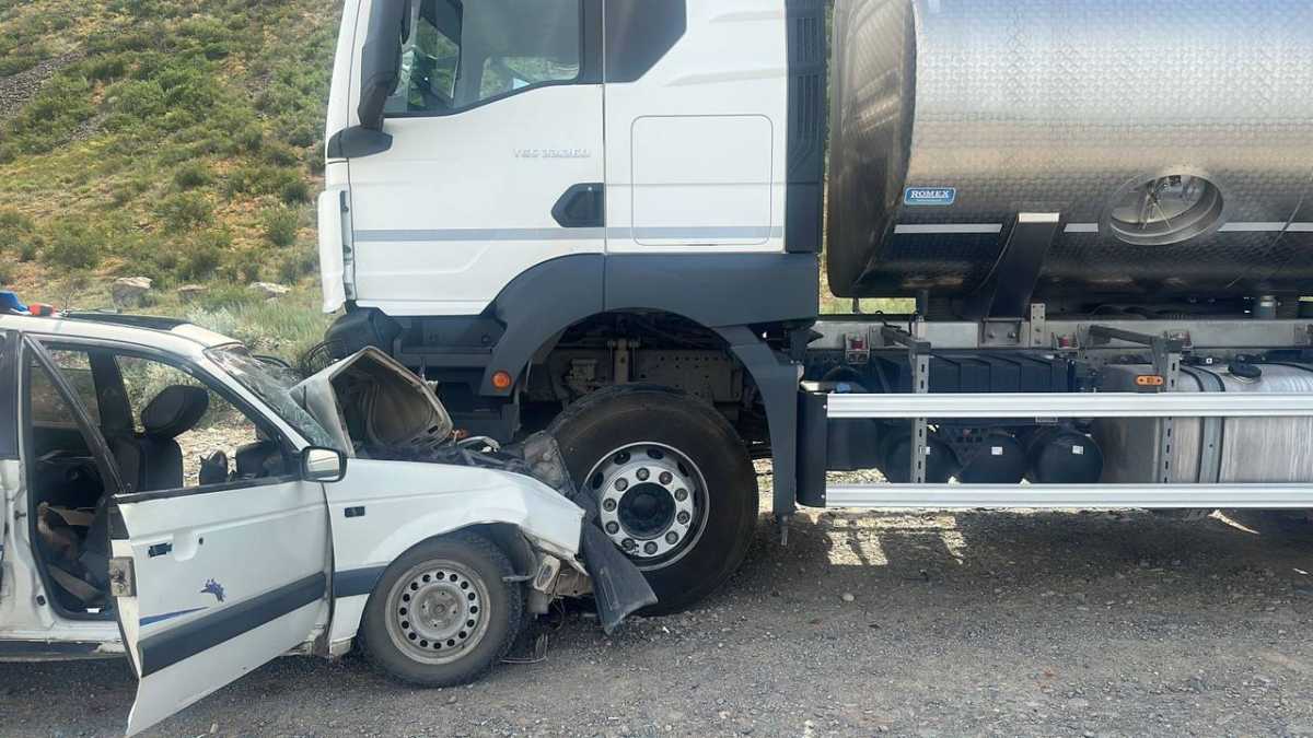 Легковушка влетела под грузовик на автодороге в Жетысуской области