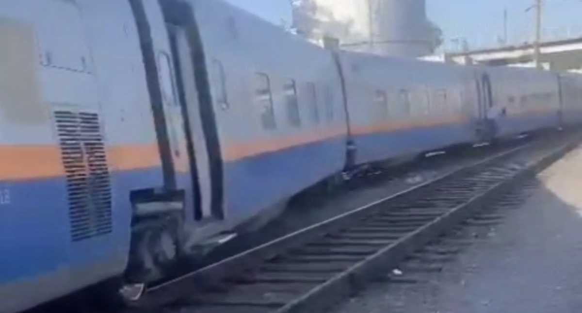 В Алматы пассажирский поезд сошёл с рельсов