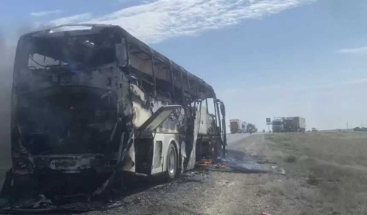 В Атырауской области дотла сгорел автобус