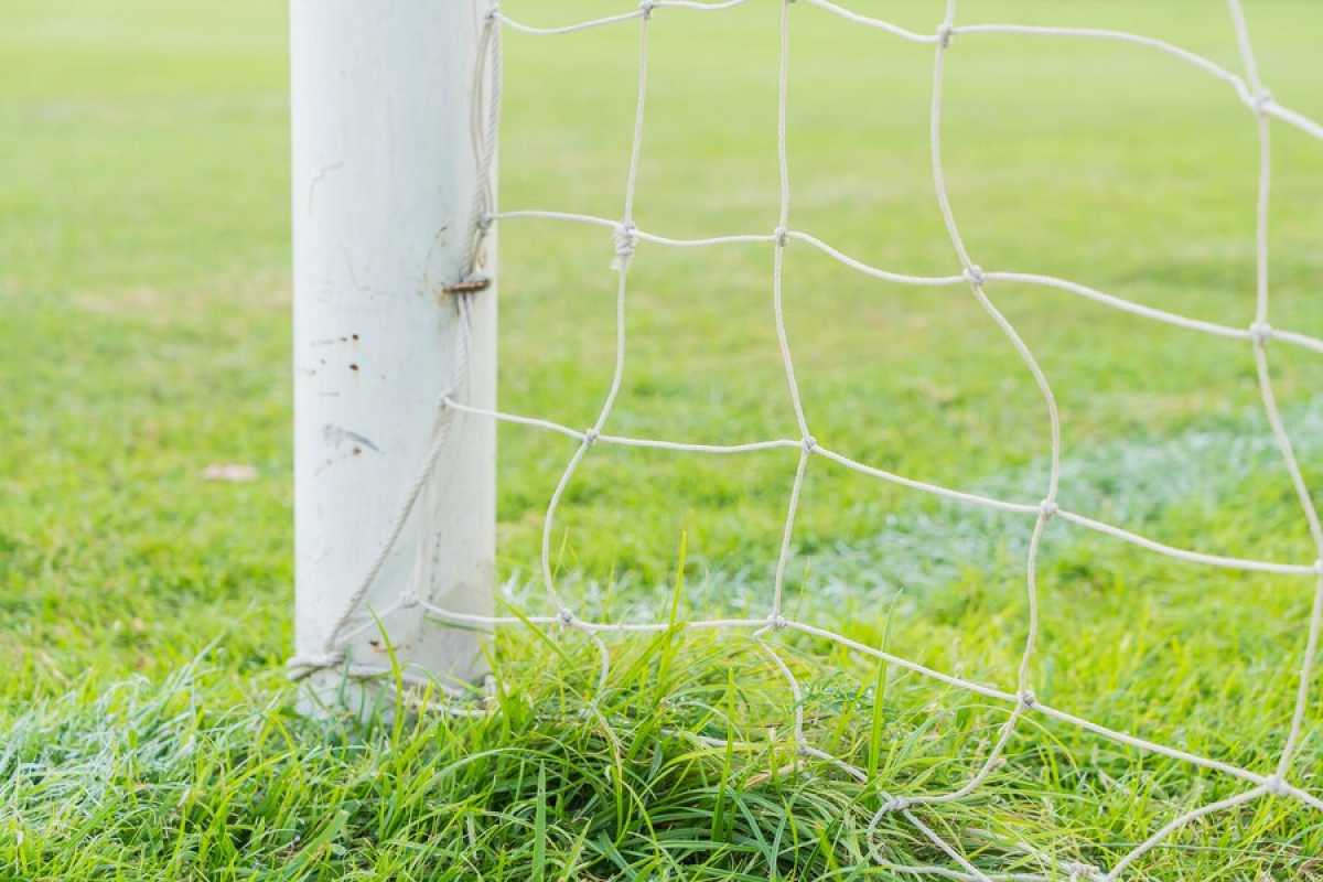 Подростка чуть не убило футбольными воротами в Актау
