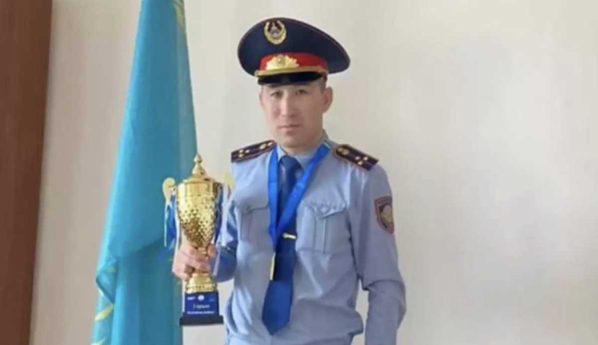 Уральский полицейский «разрулил» дорожную пробку с газетой в руках