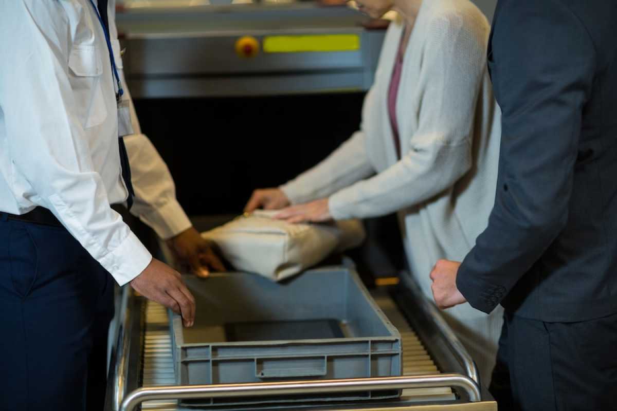 В аэропорту Караганды пассажирка сообщила о «бомбе» в своей сумке